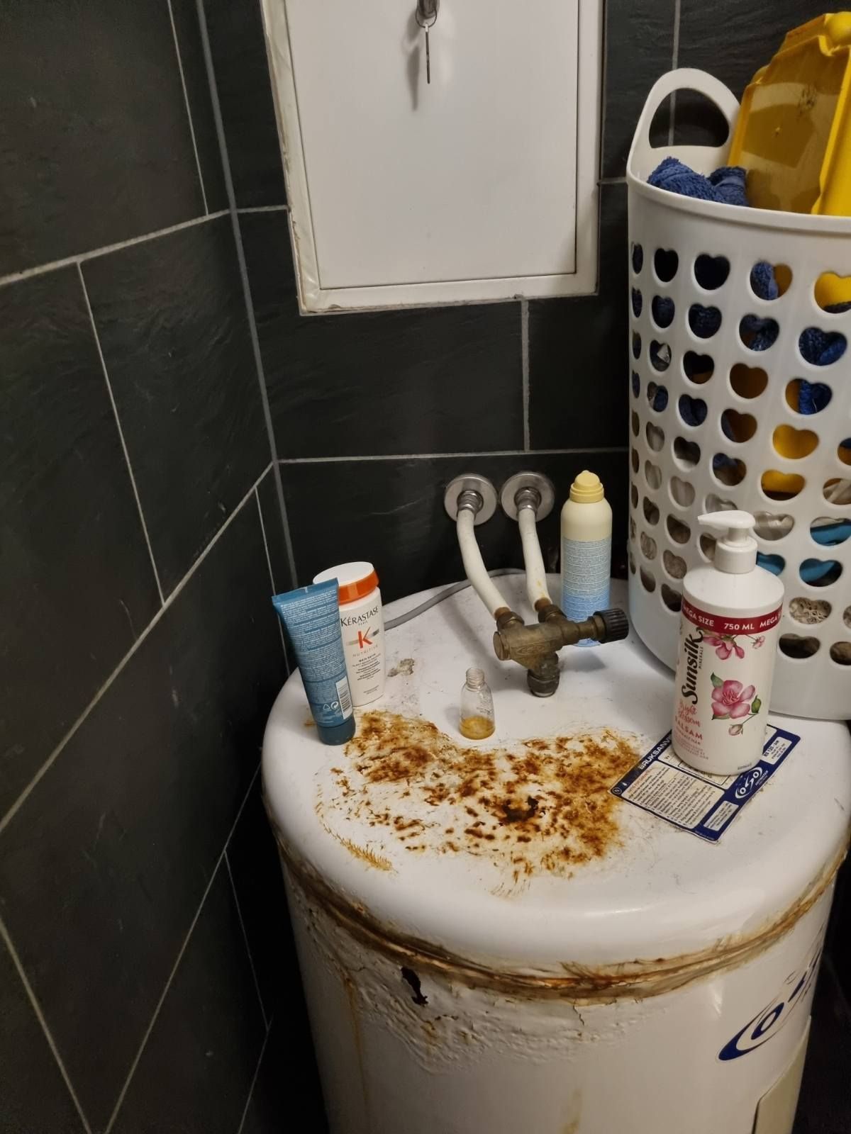Gammel varmtvannsbereder før bytte, fotografert på oppdraget